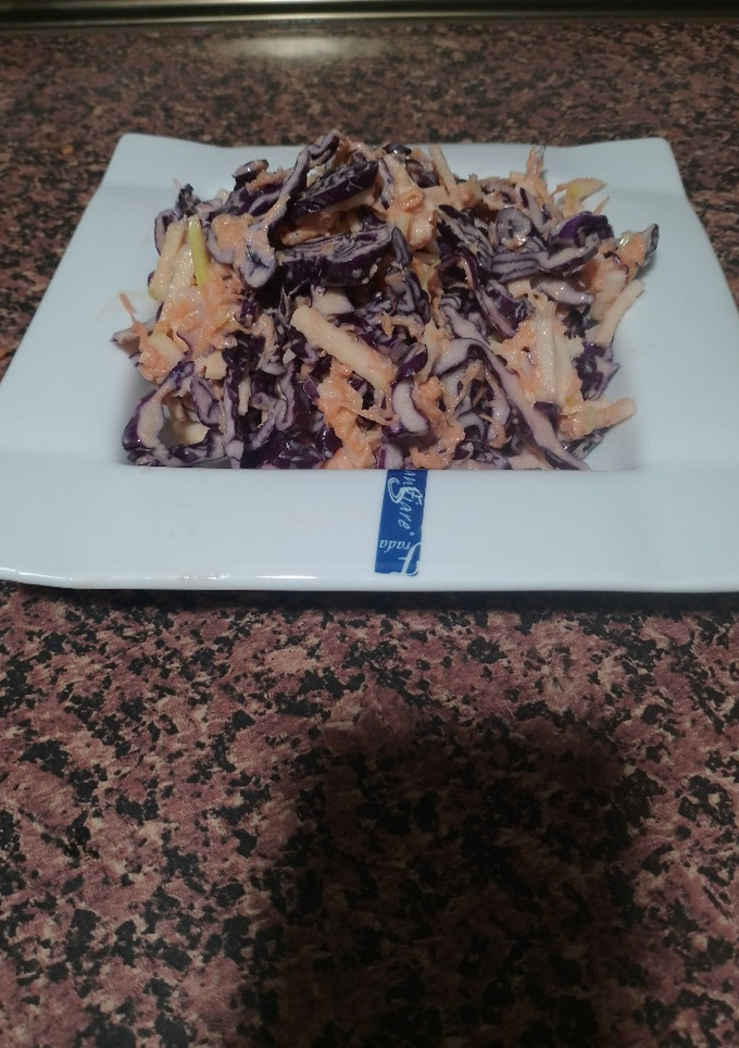 Una foto de Ensalada de Lombarda y zanahoria estilo coleslaw