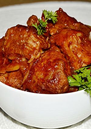 Zdjęcie przepisu Słodko-pikantny gulasz z dodatkiem dżemu truskawkowego.