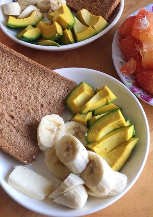 Hình của món Eatclean - Bữa sáng - Sandwich ngũ cốc + Bơ - chuối.