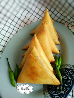 Foto resep Samosa lezat isi daging ayam dengan bumbu kari