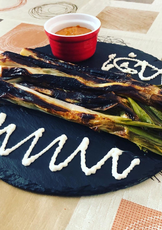 Una foto de Calçots al horno