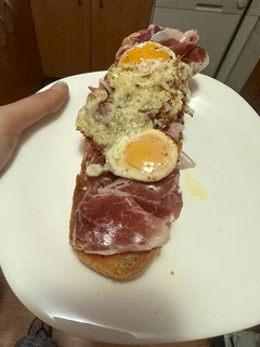 Una foto de Cherican de jamón y huevos de codorniz