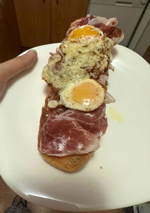 Una foto de Cherican de jamón y huevos de codorniz
