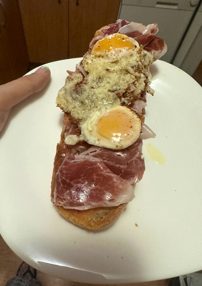 Una foto de Cherican de jamón y huevos de codorniz