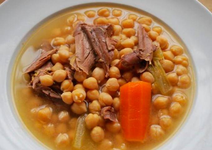 Cómo hacer un plato de cocido con garbanzos casero