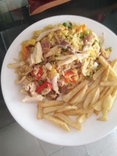 Una foto de Arroz mixto con papas a la francesa