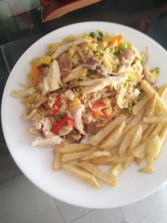 Una foto de Arroz mixto con papas a la francesa