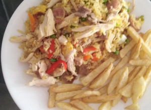 Una foto de Arroz mixto con papas a la francesa