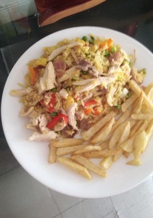 Una foto de Arroz mixto con papas a la francesa
