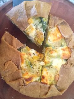 Una foto de Tarta de zapallitos grillados 💚 y pollo 🍗 con masa integral