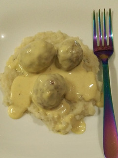 Una foto de Albóndigas a la crema con puré de papa
