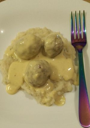Una foto de Albóndigas a la crema con puré de papa
