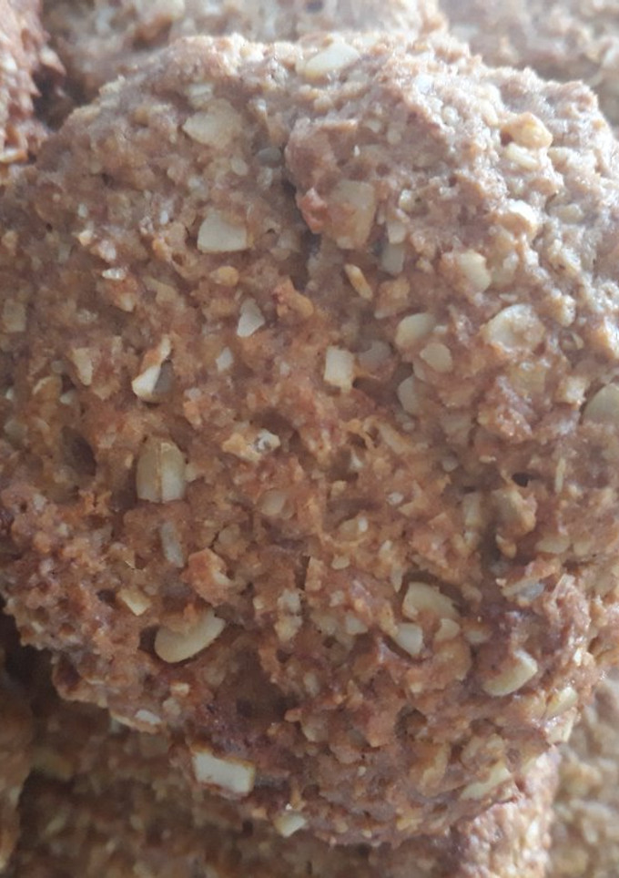 A picture of Peanut butter and banana oat "cookies".