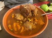 Una foto de guisado de menudo
