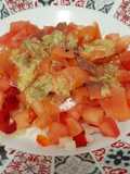 Ensalada de salmón ahumado con aderezo de alcaparras