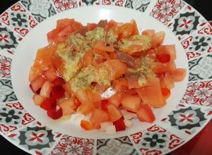 Foto principal de Ensalada de salmón ahumado con aderezo de alcaparras