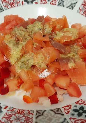 Foto principal de Ensalada de salmón ahumado con aderezo de alcaparras