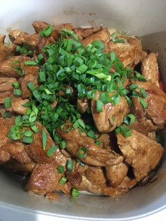 Una foto de Pollo Teriyaki en cama de Vegetales