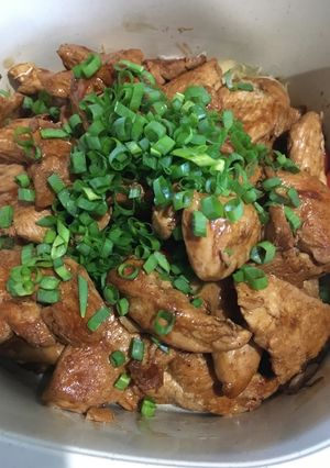 Una foto de Pollo Teriyaki en cama de Vegetales