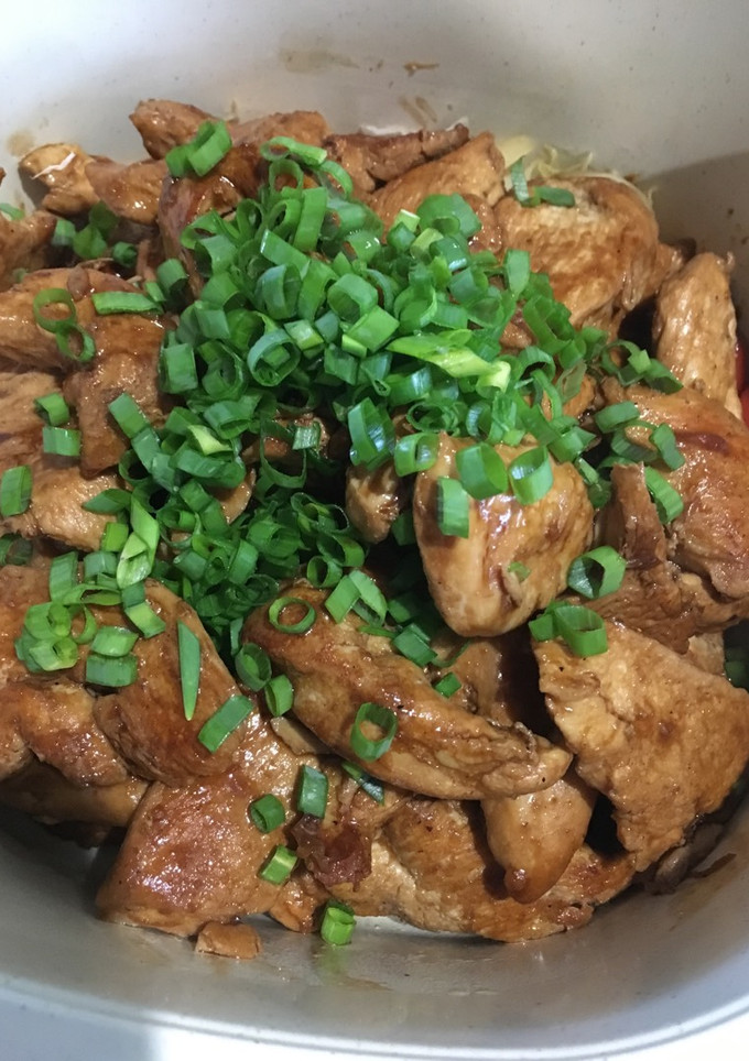 Una foto de Pollo Teriyaki en cama de Vegetales