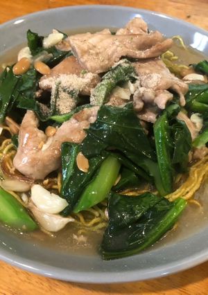 รูปของ หมี่กรอบราดหน้าหมูหมัก