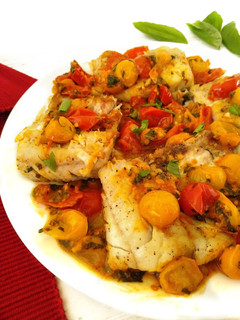Una foto de Bacalao en salsa de tomates cherry y albahaca