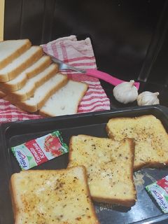 गार्लिक ब्रेड (Garlic Bread recipe in Hindi) रेसिपी मुख्य फोटो