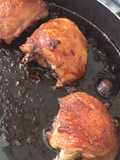 Sobrecoxa de frango assadas