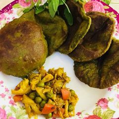 A picture of Bathua puri.
