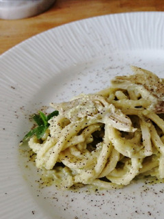 Foto di Spaghetti aglio, olio e carciofi con crema di fave fresche