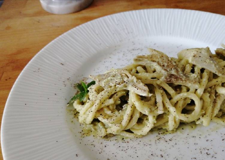 Spaghetti aglio, olio e carciofi con crema di fave fresche