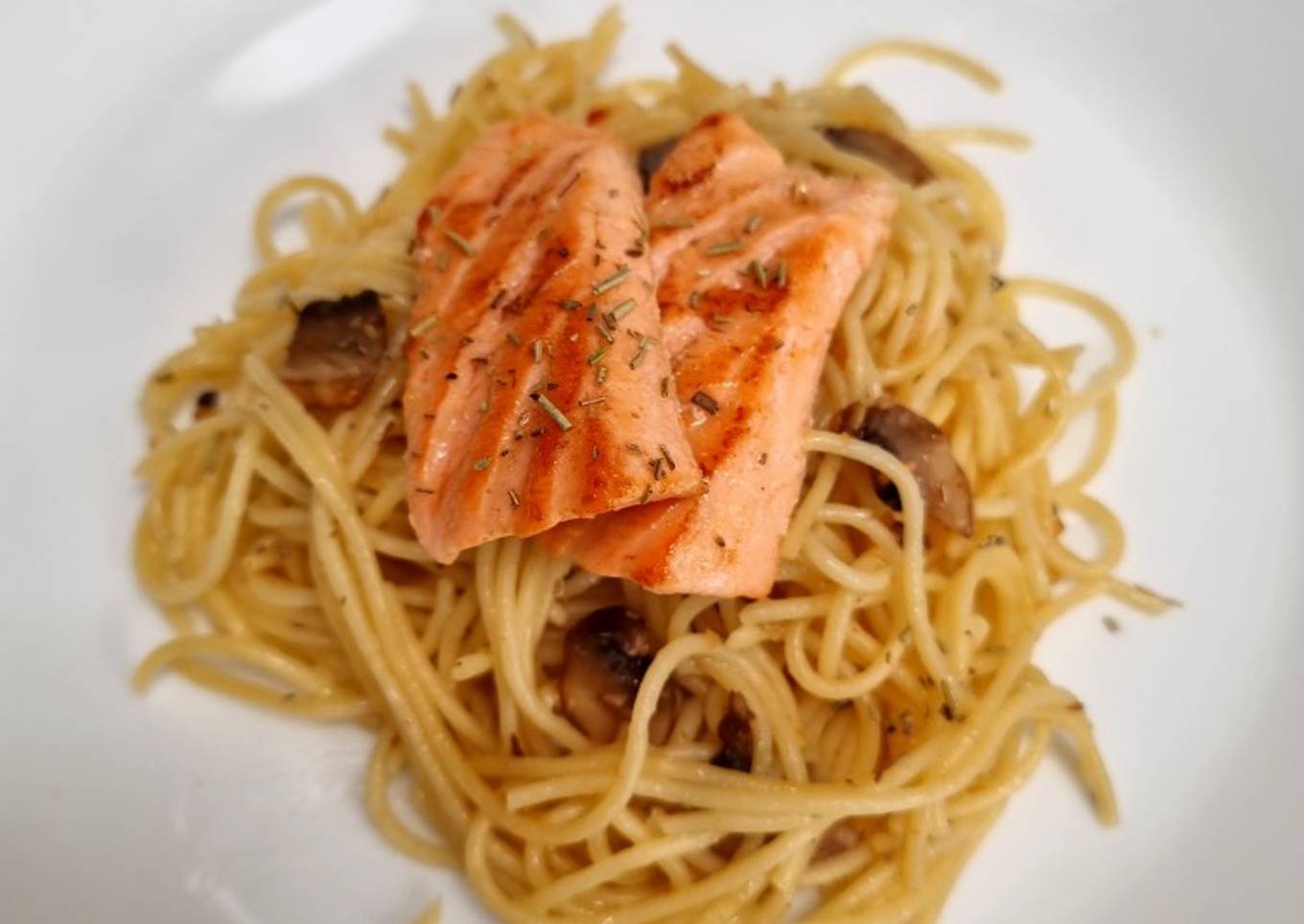 Spaghetti Aglio Olio with Baked Salmon