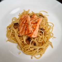 รูปของ Spaghetti Aglio Olio with Baked Salmon