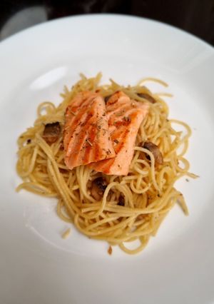 Foto resep Spaghetti Aglio Olio with Baked Salmon