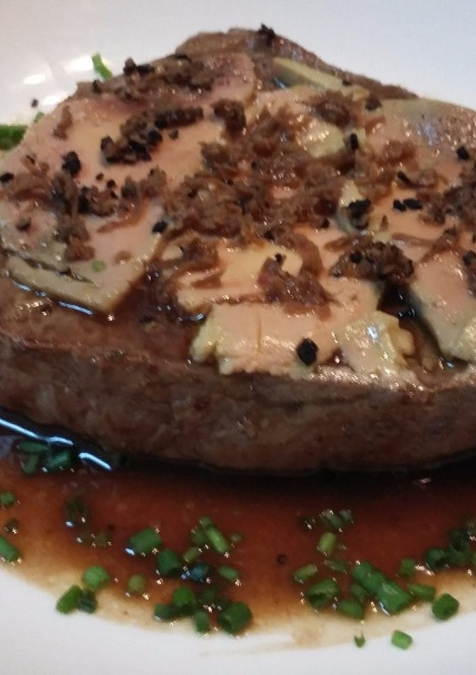 Una foto de Solomillo de ternera al Pedro Ximénez con foie y trufa