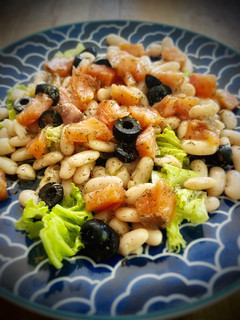 Una foto de Ensalada de monchetas y salmón
