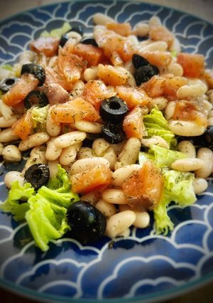 Una foto de Ensalada de monchetas y salmón