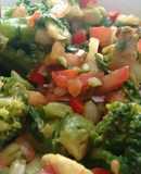 Setas ostra, brócoli, aguacate, tomate con  toque de Agua de Mar