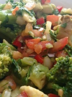 Una foto de Setas ostra, brócoli, aguacate, tomate con  toque de Agua de Mar