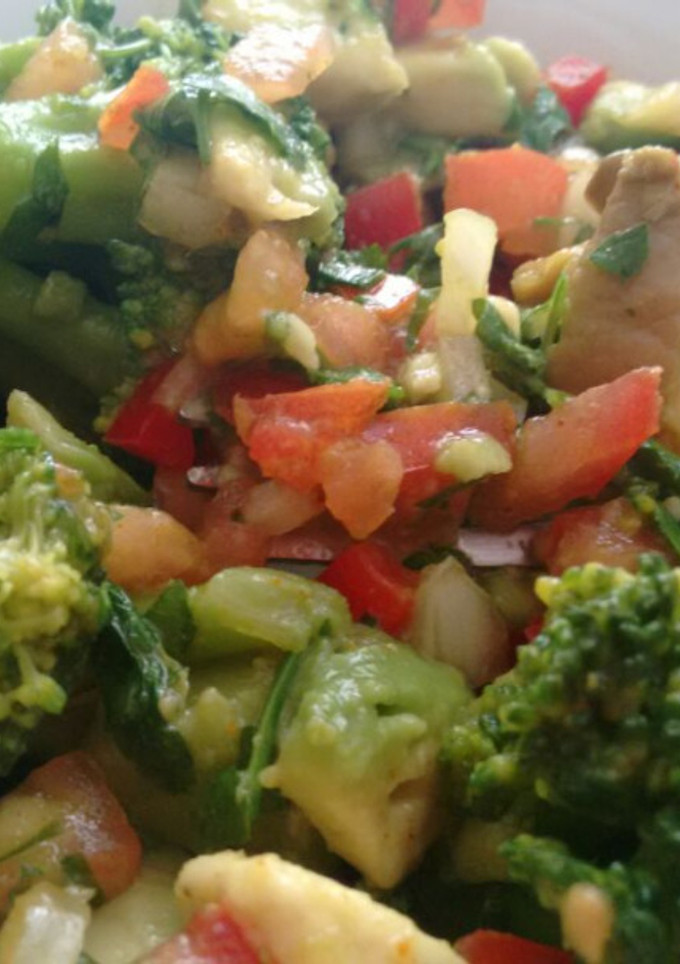 Una foto de Setas ostra, brócoli, aguacate, tomate con  toque de Agua de Mar