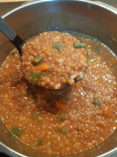 Una foto de Lentejas con verduras y arroz versión fácil