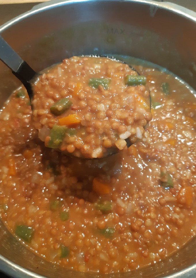 Una foto de Lentejas con verduras y arroz versión fácil