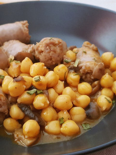 Una foto de Garbanzos con butifarra y cogumelos