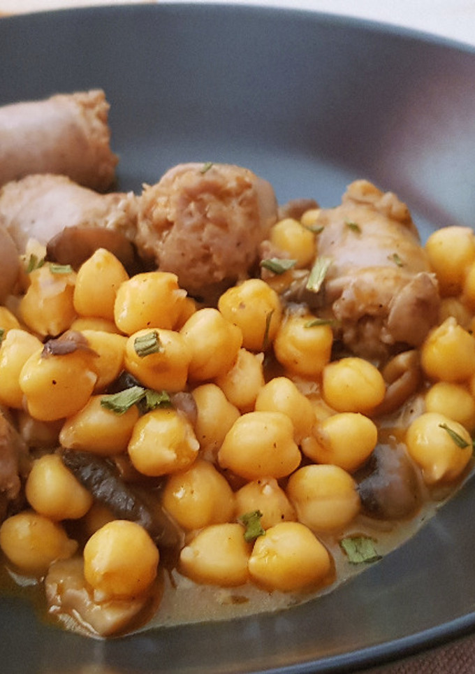 Una foto de Garbanzos con butifarra y cogumelos