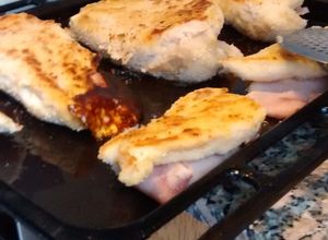 Una foto de Pechuga de pollo rellena de jamón y queso