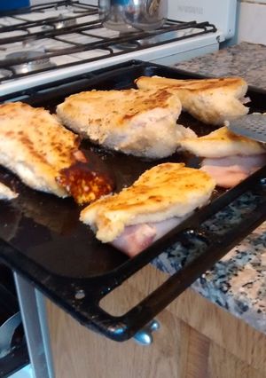 Una foto de Pechuga de pollo rellena de jamón y queso