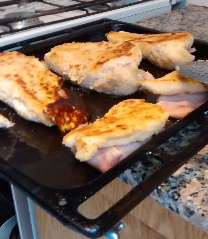 Una foto de Pechuga de pollo rellena de jamón y queso