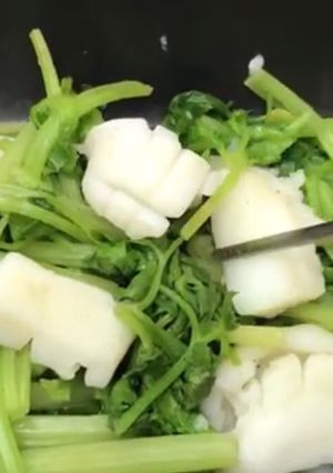 芹菜炒花枝（微波爐料理） 的食譜成品照片