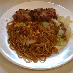 A picture of Mie Pecel.