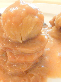 Una foto de Mil hojas de lomo con gambas y castañas